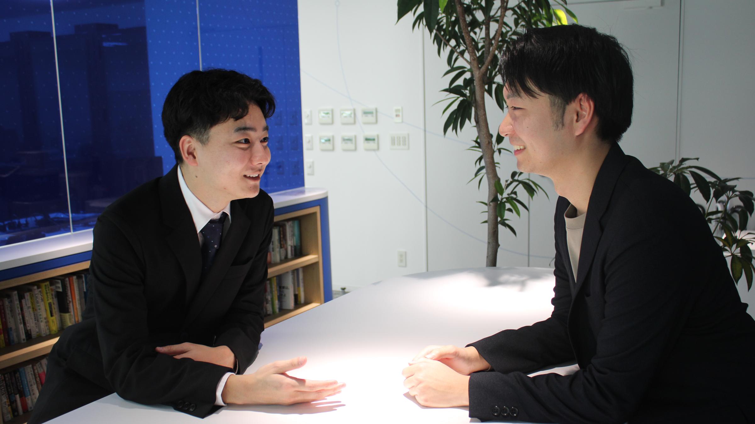 渋谷オフィスにいるRezonのメンバー2人